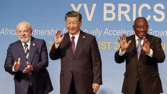 Le Président brésilien Luiz Inacio Lula da Silva, le Président chinois Xi Jinping et le Président sud-africain Cyril Ramaphosa au sommet 2023 des BRICS à Johannesburg, le 23 août 2023. Crédit Photo: GIANLUIGI GUERCIA / POOL / AFP
