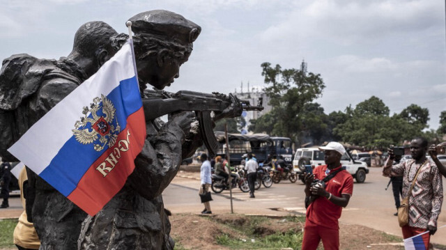 Un drapeau russe avec l'emblème de la Russie est accroché au monument des instructeurs russes à Bangui en Centrafrique. Crédit photo: Barbara DEBOUT / AFP