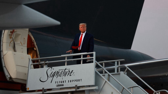 L'ancien président américain, Donald Trump à bord de son avion privé, "Trump Force One", en Géorgie, le 24 août 2023. Crédit photo: JOE RAEDLE / GETTY IMAGES NORTH AMERICA / GETTY IMAGES VIA AFP
