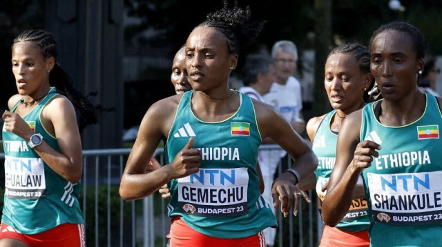 L'Éthiopienne Yalemzerf Yehualaw et ses compatriotes Tsehay Gemechu, Gotytom Gebreslase et Amane Beriso Shankule, en finale du marathon féminin lors des Mondiaux d'athlétisme à Budapest, le 26 août 2023. Crédit photo: ROBERT GHEMENT / POOL / AFP.