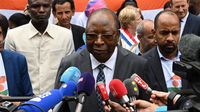 Le Premier ministre du Niger, Ouhoumoudou Mahamadou, s'adresse à la presse devant l'ambassade du Niger, à Paris. Crédit photo: STEFANO RELLANDINI / AFP