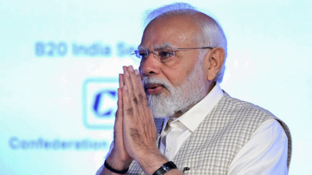 Le Premier ministre indien Narendra Modi saluant les participants au troisième jour du sommet du B20 à New Delhi, le 27 août 2023. Crédit Photo: Sajjad HUSSAIN / AFP

