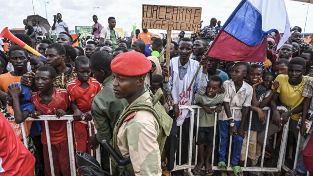 Des policiers nigérians tirent la garde à l'extérieur des bases aériennes du Niger et de l'ambassade de France à Niamey. Crédit photo: AFP