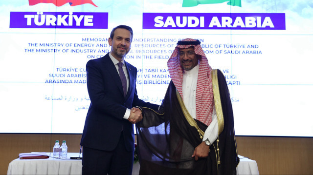 Bakan Bayraktar, Suudi Arabistan Sanayi ve Maden Kaynakları Bakanı Bandar bin İbrahim Alkhorayef ile bir araya geldi.
