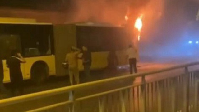 Küçükçekmece'de İETT otobüsü alev alev yandı.
