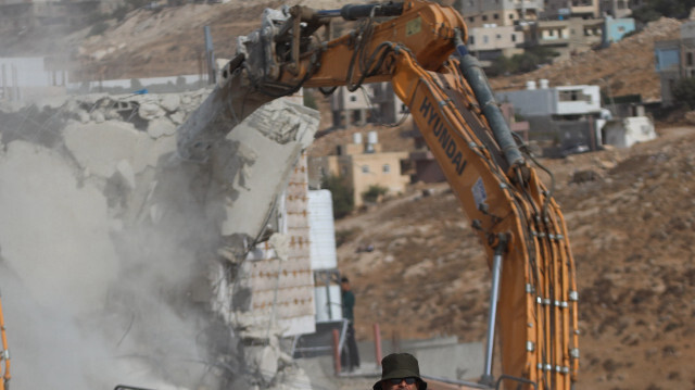 İşgalci İsrail güçleri, Filistinlilerin evlerini yıkmaya devam ediyor.