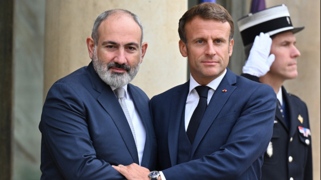 Fransa Cumhurbaşkanı Macron (sağda), Azerbaycan üzerindeki baskıyı artırmak için uluslararası alanda yeni bir diplomatik girişimde bulunacağını söyledi.