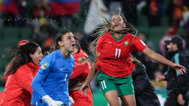Les marocaines célèbrent la victoire et la qualification de leur équipe à l'étape à élimination directe après la fin du match de football du groupe H de la Coupe du monde féminine d'Australie. Crédit photo: Colin MURTY / AFP