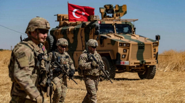 Gözaltına alınan zanlıların adliyedeki işlemleri sürüyor.