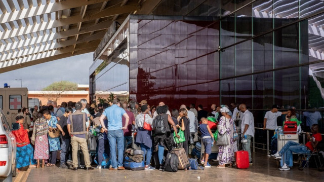 Des passagers faisant la queue devant l'aéroport international de Niamey le 2 août 2023, dans le cadre de l'évacuation. Crédit photo: JONATHAN SARAGO / MINISTRY FOR EUROPE AND FOREIGN AFFAIRS (MEAE) / AFP
