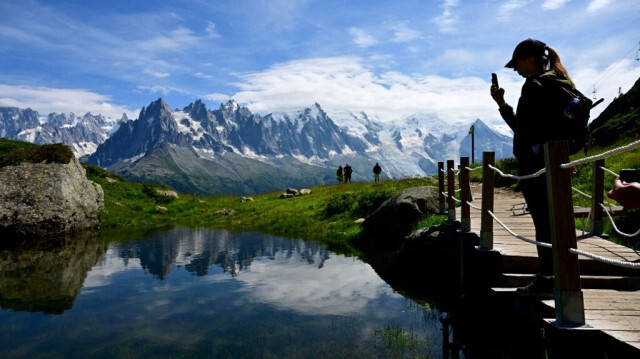 Des visiteurs sur un sentier menant au Lac Blanc en Haute-Savoie en France. Crédit photo: EMMANUEL DUNAND / AFP