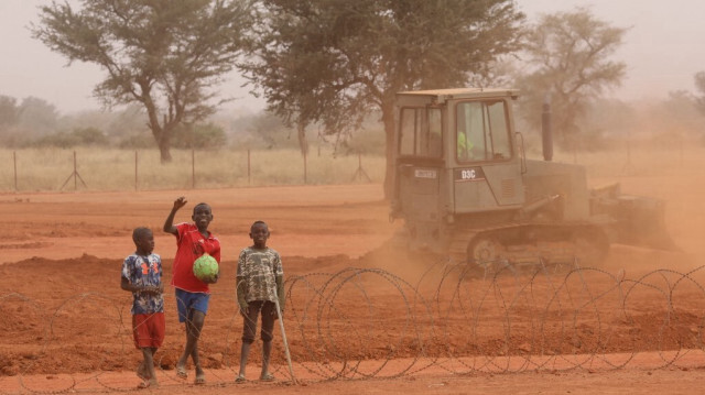 Les enfants nigériens marchent et jouent le long des clôtures de la base aérienne française de Barkhane le 23 décembre 2017, à Niamey. Crédit photo: Ludovic MARIN / AFP