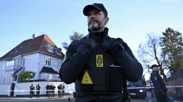 La police danoise sécurise la zone devant l'ambassade de Türkiye à Copenhague dans le cadre d'un autodafé du Coran. Crédit photo: SERGEI GAPON / AFP