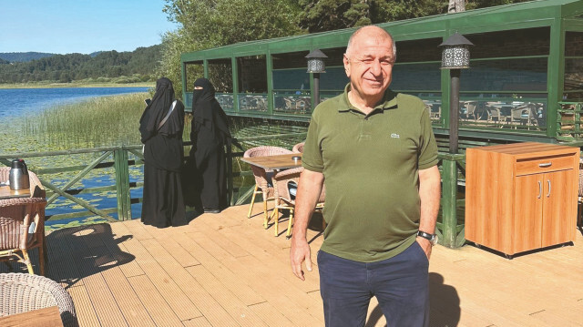 Her fırsatta mülteci ve Arap düşmanlığı yapan Zafer Partisi Genel Başkanı Ümit Özdağ, Abant’ta iki çarşaflı turisti arkasına alarak fotoğraf çektirdi.