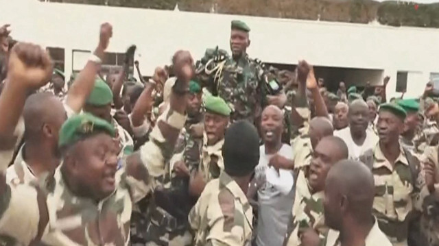 Le chef de la garde présidentielle gabonaise, Brice Oligui Nguema, a été porté par des centaines de soldats qui l'ont proclamé chef du pays le 30 août 2023, selon des images diffusées par la télévision d'État. Crédit Photo:  Brice Oligui Nguema