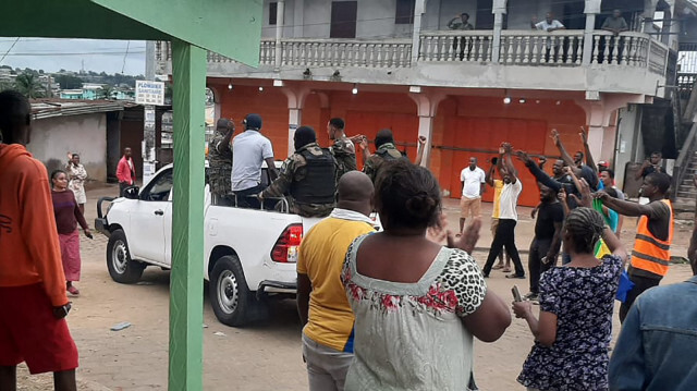 Des habitants applaudissant des membres des forces de sécurité dans le quartier Plein Ciel de Libreville, le 30 août 2023, après qu'un groupe d'officiers militaires gabonais a annoncé à la télévision qu'ils mettaient "fin au régime actuel". Crédit Photo: AFP