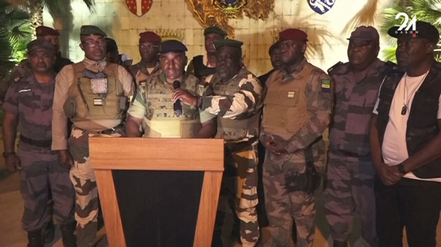 Des militaires gabonais apparaissant à la télévision le 30 août 2023 annonçant qu'ils "mettent fin au régime actuel" et l'annulation d'une élection que, selon les résultats officiels, le président Ali Bongo Ondimba a remportée. Crédit Photo: Gabon 24 / AFP