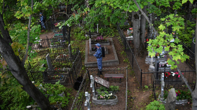 Des militaires de la Garde nationale russe (Rosgvardiya) montant la garde au cimetière de Porokhovskoye où a été enterré le chef du groupe mercenaire privé Wagner, Evgueni Prigojine à Saint-Pétersbourg le 29 août 2023. Crédit Photo: AFP