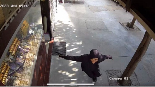  ‘Salvador Dali’ maskesi takan 2 şüpheli kuyumcuyu soymaya çalıştı