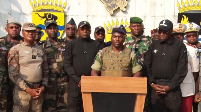 Le Colonel Ulrich Manfoumbi Manfoumbi, porte-parole du Comité pour la Transition et la Restauration des Institutions, lisant une déclaration en présence de dizaines d'officiers supérieurs et généraux, qui représentent tous les corps de l'armée gabonaise. Crédit photo: AA