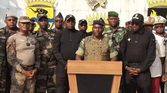Gabon'da hafta sonu yapılan seçimlere hile karıştığını açıklayan bir grup asker, yönetime el koydu.