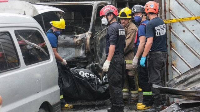 Des pompiers transportent une victime après l'incendie dans une maison à Manille aux Philippines. Crédit photo: STR / AFP  