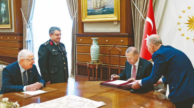 TSK’nın yeni komuta kademesinin belirlendiği Yüksek Askeri Şura’da, kritik pozisyonlarda 
bulunan komutanların görev süreleri bir yıl uzatıldı