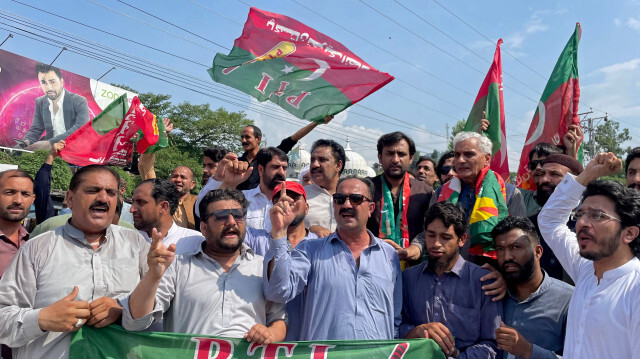 Des partisans de l'ancien premier ministre pakistanais Imran Khan criant des slogans anti-gouvernementaux lors d'une manifestation devant le club de la presse à Muzaffarabad, la capitale du Cachemire administré par le Pakistan, le 5 août 2023. Crédit Photo: Sajjad QAYYUM / AFP

