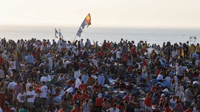 Des pèlerins se rassemblent avant la messe de clôture des Journées mondiales de la jeunesse (JMJ) dans le parc du Tejo, à Lisbonne. Crédit photo: Pierre-Philippe MARCOU / AFP