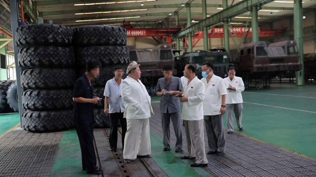 Kim Jong Un, secrétaire général du Parti du travail de Corée, en visite dans une usine d'armement, le 5 août 2023. Crédit Photo: STR / KCNA VIA KNS / AFP
