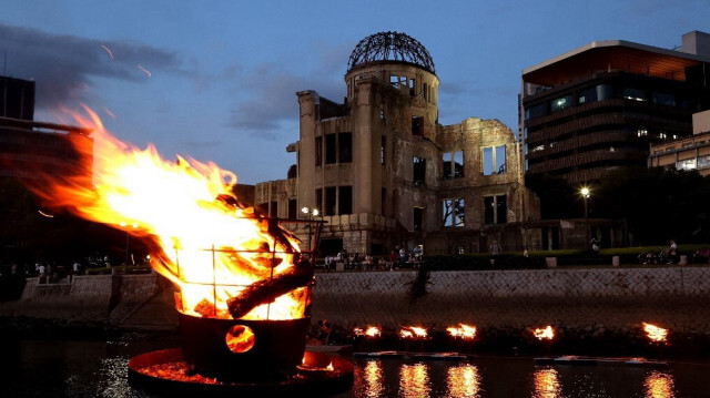 Des lanternes sont allumées et placées sur la rivière Motoyasu près du dôme de la bombe atomique (derrière) en souvenir des victimes d'Hiroshima. Crédit photo: STR / JIJI PRESS / AFP