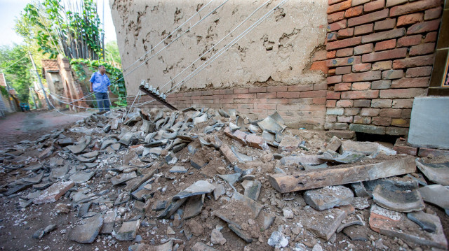 Une maison avec un mur endommagé est vue dans le comté de Pingyuan, dans la ville de Dezhou, dans la province orientale du Shandong, le 6 août 2023, à la suite d'un tremblement de terre de magnitude 5,4 qui a secoué l'est de la Chine. Crédit Photo: STR / AFP

