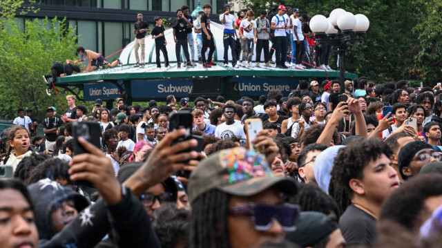 Le rassemblement à Manhattan à l'appel de Kai Cenat. Crédit Photo: Alexi J. Rosenfeld / GETTY IMAGES NORTH AMERICA / Getty Images via AFP

