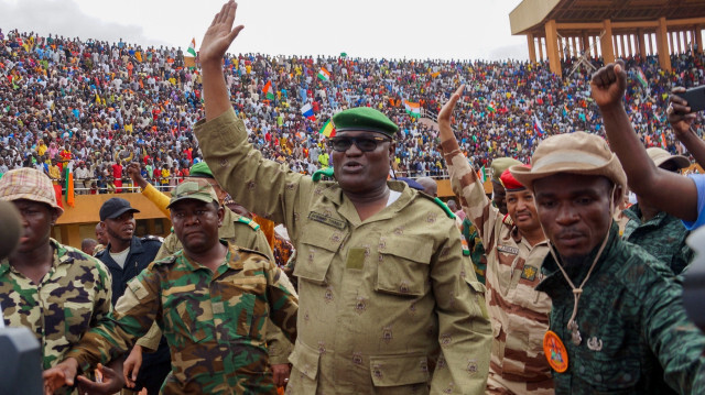 Le général Abdourahmane Tchiani commandant du régiment de la garde présidentielle, qui dirige la junte à la manifestation des partisans du coup d'État et les accueille dans un stade de la capitale du Niger, Niamey. Crédit photo: AA