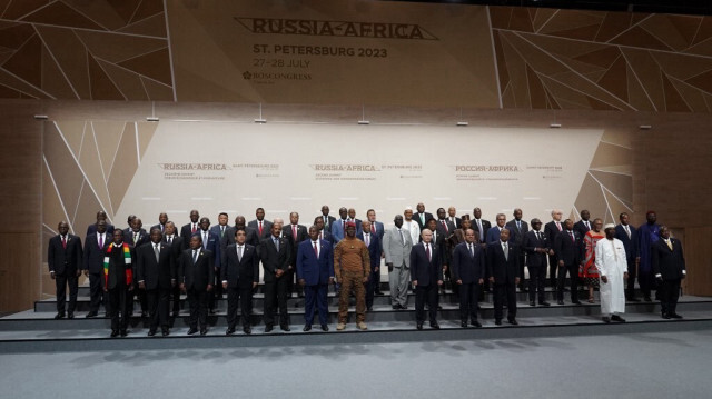 Le président russe Vladimir Poutine, les dirigeants africains et les chefs de délégation posant pour une photo lors du deuxième sommet Russie-Afrique à Saint-Pétersbourg. Crédit photo: Alexey DANICHEV / PISCINE / AFP