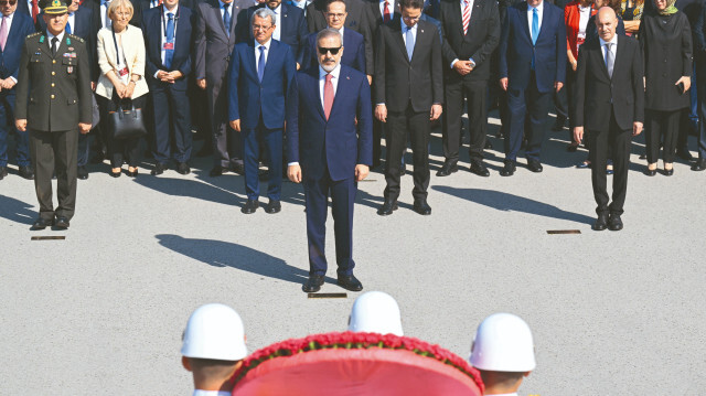 Hakan Fidan ve elçiler Anıtkabir’i ziyaret etti.