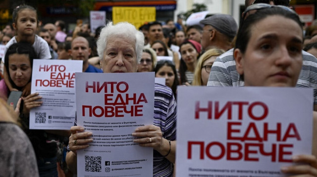 Des femmes tiennent des pancartes sur lesquelles on peut lire "Pas une seule de plus" lors d'une manifestation contre la violence domestique à Sofia, le 31 juillet 2023. Crédit photo: NIKOLAY DOYCHINOV / AFP
