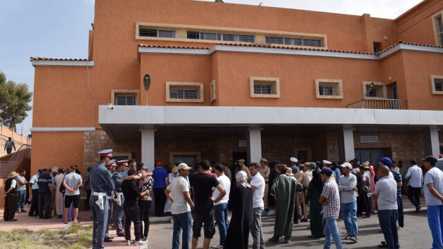 Des familles des victimes se rassemblent à l'extérieur de la morgue après l'accident qui a fait plusieurs morts dans la ville de Demnate au Maroc. Crédit photo: AFP