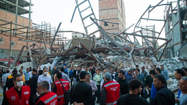 Les équipes de secours sur le site d'un immeuble effondré à Téhéran en Iran. Crédit photo: TASNIM NEWS / AFP