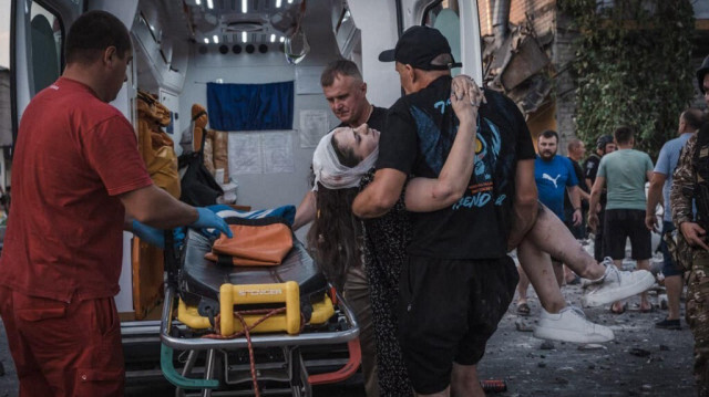 Des sauveteurs transportant une femme blessée à la suite d'une attaque de missiles russes à Pokrovsk, dans la région de Donetsk, le 7 août 2023. Crédit photo: HANDOUT / UKRAINIAN EMERGENCY SERVICE / AFP