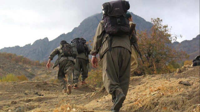 PKK/YPG, kaçırdığı veya alıkoyduğu gençler ile çocukları silahlı eğitim için kamplara götürüyor. (Foto: Arşiv)