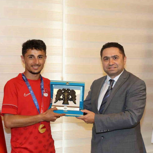  Alaaddin Keykubat Üniversitesi öğrencisi ve milli sporcusu şampiyon Salih Korkmaz Rektör Türkdoğan ile bir araya geldi