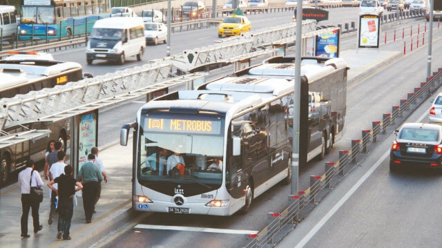 İstanbul’da toplu ulaşıma yüzde 51,52 oranında zam yapıldı. Taksilerin açılış ücreti 19,17 TL’ye, indibindi ise 70 TL’ye yükseldi. İETT aylık mavi kart 1177 lira, aylık öğrenci ücreti 212 lira oldu. Minibüste indibindi 12 liraya, metrobüste en uzun mesafe 22,25 liraya çıktı.