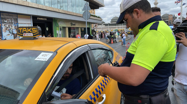 Sivil trafik polisleri, yolcu gibi bindikleri taksilerin yolcu seçip seçmediklerini kontrol etti.