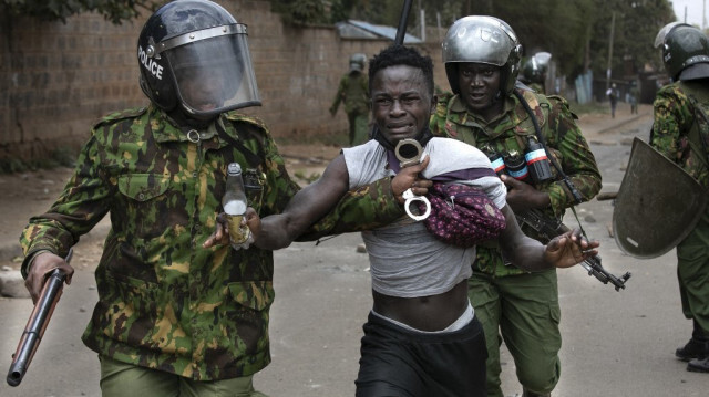 Un manifestant présumé est appréhendé par la police kenyane lors d'affrontements entre les autorités et les partisans de l'opposition kenyane pendant les manifestations anti-gouvernementales à Nairobi, le 19 juillet 2023. Crédit photo: TONY KARUMBA / AFP