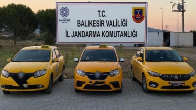 Kendilerine taksici süsü veren 3 kişi jandarma tarafından kıskıvrak yakalandı