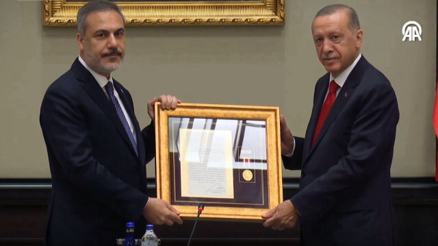 Erdoğan, Bakan Fidan’a MİT'teki görevlerinden dolayı "Devlet üstün hizmet madalyası beratı" takdim etti.