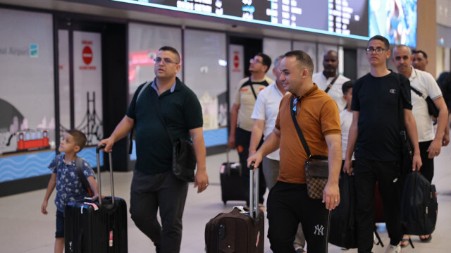 Arrivée des citoyens turcs évacués du Niger, à l'aéroport international d'Istanbul le 9 août 2023. Crédit photo: AGENCE ANADOLU