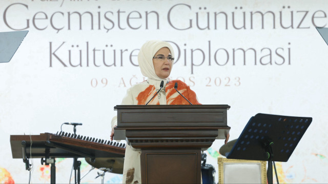 Cumhurbaşkanı Recep Tayyip Erdoğan'ın eşi Emine Erdoğan, Çankaya Köşkü'nde düzenlenen "Yüzyılın Anıları Geçmişten Günümüze Kültürel Diplomasi Programı"na katılarak konuşma yaptı.

