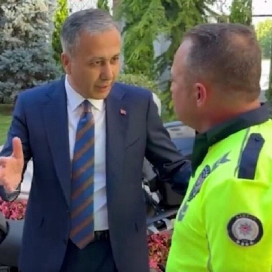 Bakan Yerlikaya motosiklet sürücüsü genci uyaran trafik polisini kabul etti